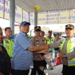 Bupati Dairi Vickner Sinaga tinjau Pos pengamanan Nataru di Simpang Salak Sidikalang, Rabu (24/12/2025).(ist)