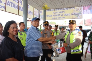 Bupati Dairi Vickner Sinaga tinjau Pos pengamanan Nataru di Simpang Salak Sidikalang, Rabu (24/12/2025).(ist)