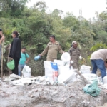 Gotong - Royong Perbaikan jalan longsor di Dusun III, Desa Parbuluan IV, Kecamatan Parbuluan.