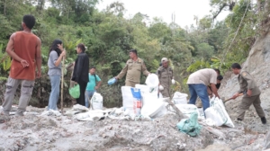 Gotong - Royong Perbaikan jalan longsor di Dusun III, Desa Parbuluan IV, Kecamatan Parbuluan.