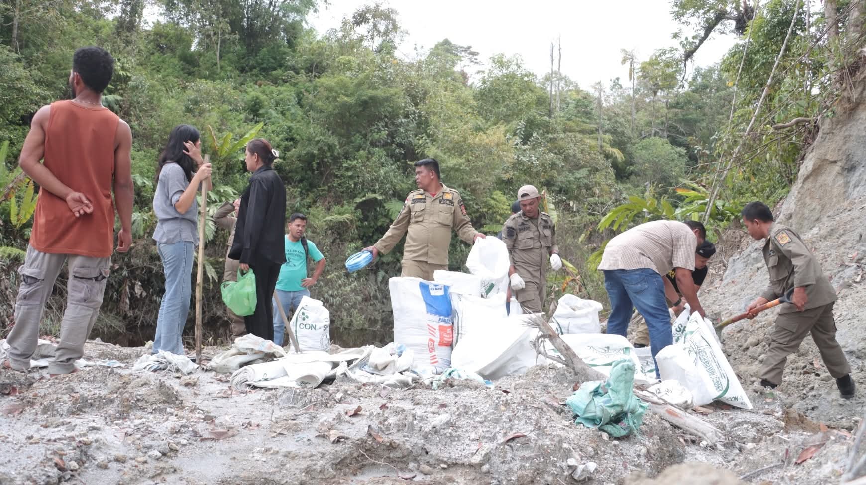 Gotong - Royong Perbaikan jalan longsor di Dusun III, Desa Parbuluan IV, Kecamatan Parbuluan.