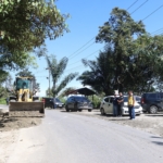 Gotong royong penyisipan beram jalan yang ada di sekitar Lae Pendaroh, Sitinjo pada Sabtu (20/12/2025).(ist)