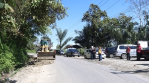 Gotong royong penyisipan beram jalan yang ada di sekitar Lae Pendaroh, Sitinjo pada Sabtu (20/12/2025).(ist)