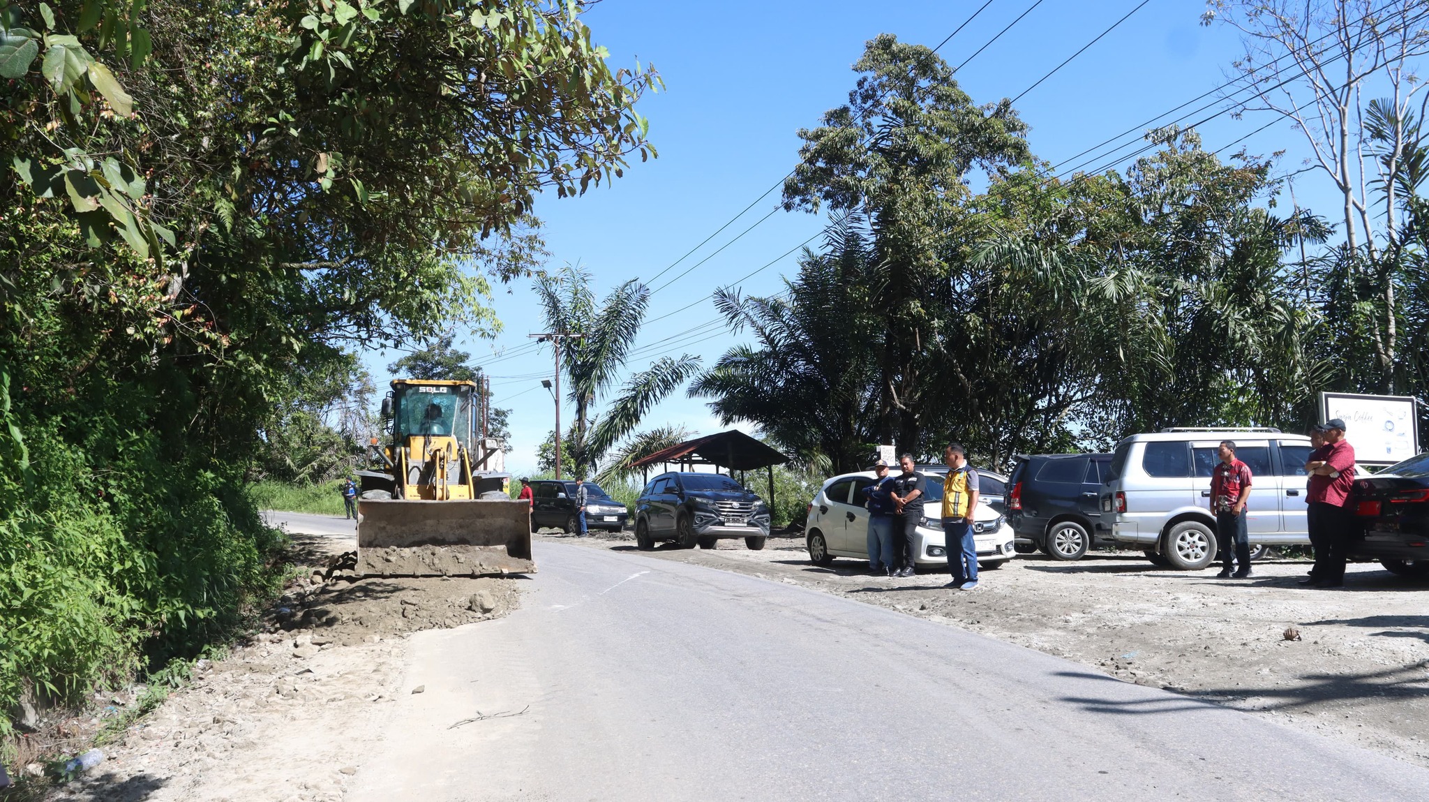 Gotong royong penyisipan beram jalan yang ada di sekitar Lae Pendaroh, Sitinjo pada Sabtu (20/12/2025).(ist)