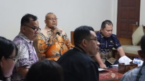 Bupati Dairi Vickner Sinaga rapat dengan Rapat dengan Perumda Air Minum Lae Nciho, PD Pasar Sidikalang.(ist)