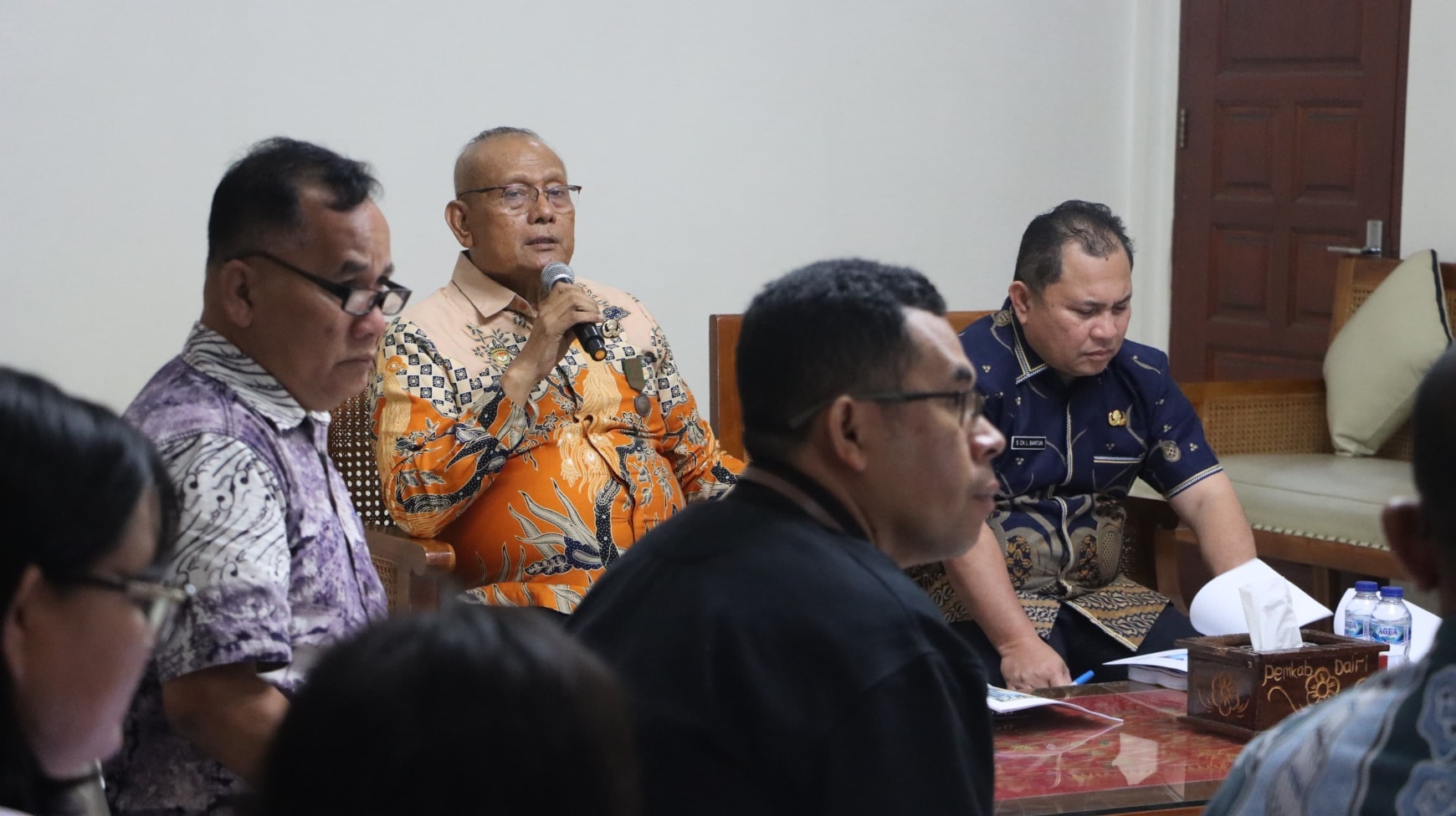 Bupati Dairi Vickner Sinaga rapat dengan Rapat dengan Perumda Air Minum Lae Nciho, PD Pasar Sidikalang.(ist)