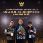 Bupati Dairi Vickner Sinaga (tengah) di dampingi Kadis Kesehatan Henry Manik saat menerima penghargaan UHC di Jakarta.(ist)