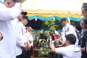Penanaman 5000 pohon produktif di Desa Karing.(ist)