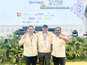 Bupati Dairi, Vickner Sinaga (tengah) hadiri Rakernas APKASI tahun 2026 di Batam.(ist)