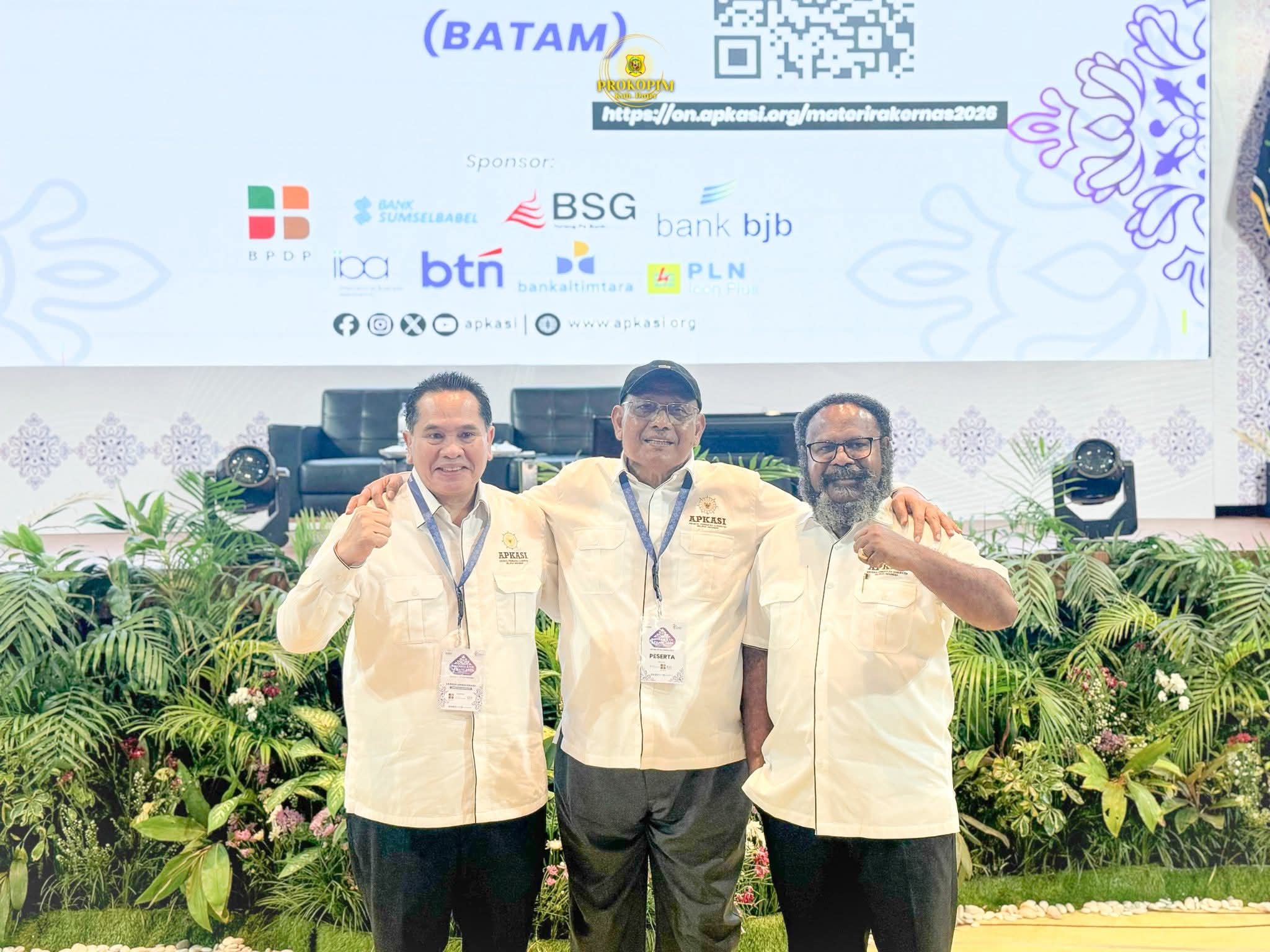 Bupati Dairi, Vickner Sinaga (tengah) hadiri Rakernas APKASI tahun 2026 di Batam.(ist)
