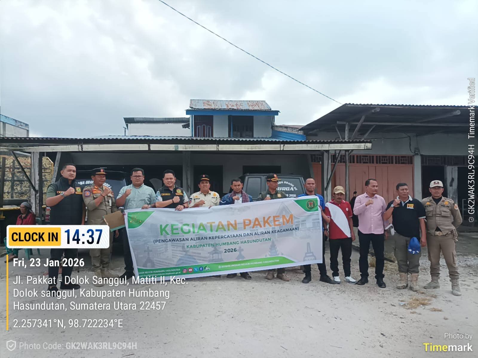 Penertiban dan pembongkaran papan reklame yang mengalami aturan di kota Doloksanggul.(ist)