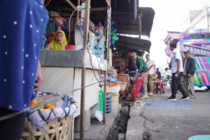 Penertiban Pusat Pasar Berastagi.(ist)