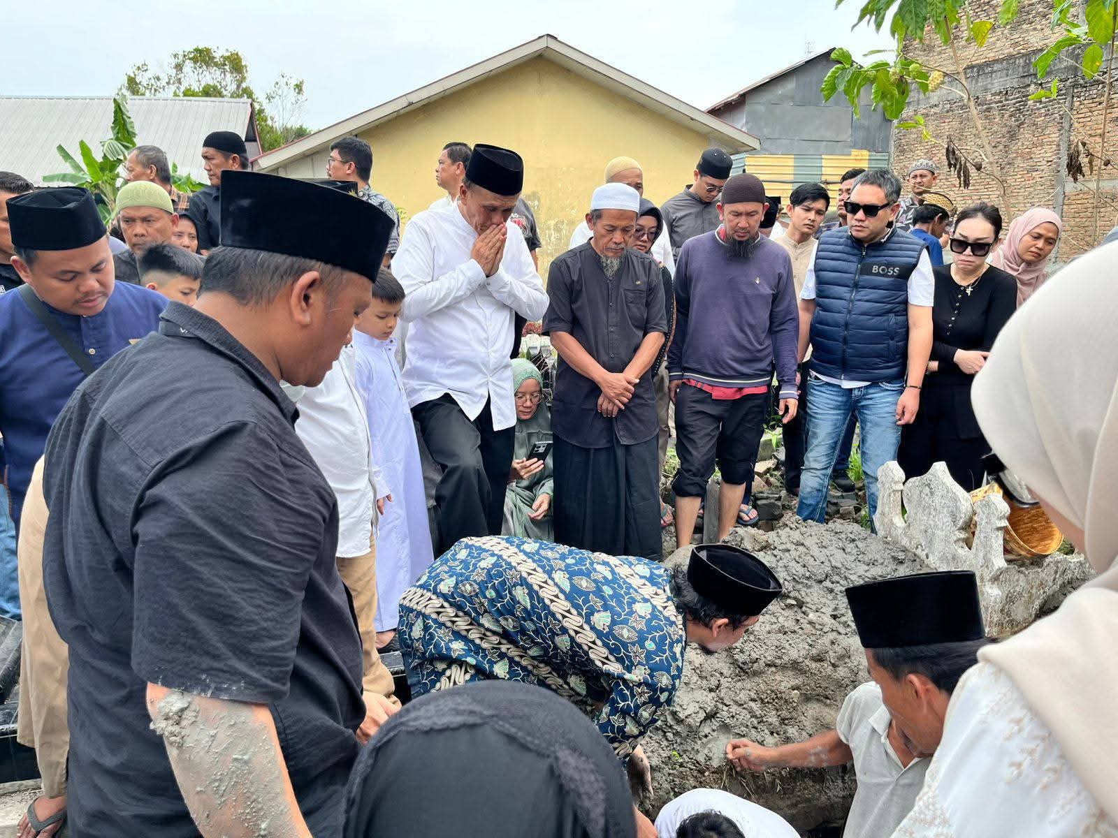 Pemakaman Jenazah AMH Sri Minda istri Wakil Bupati Pakpak Bharat Mutsyuhito Solin.(ist)