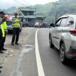 Personil Satlantas Polres Tanah Karo memantau arus lalulintas.(ist)