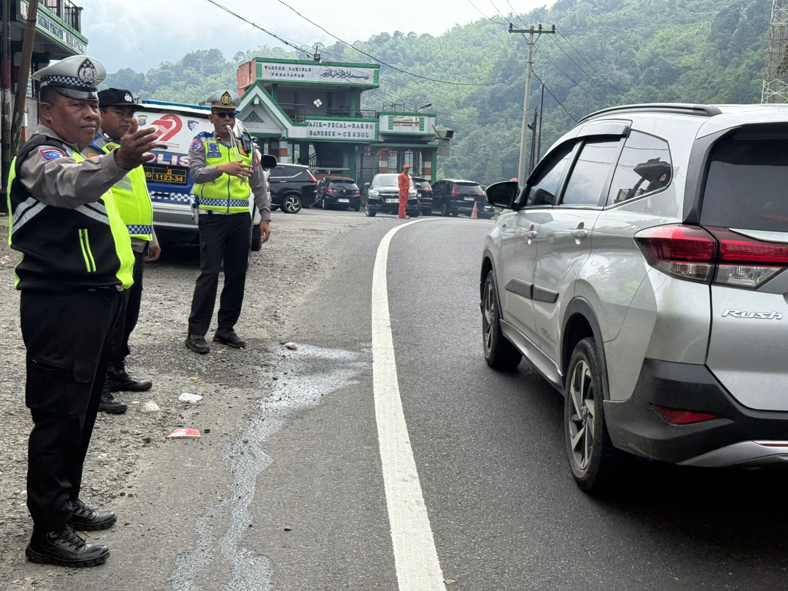 Personil Satlantas Polres Tanah Karo memantau arus lalulintas.(ist)