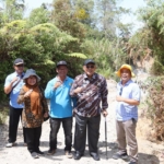 Bupati Dairi Vickner Sinaga tinjau perbaikan jalan di longsor di Desa Parbuluan IV.(ist)