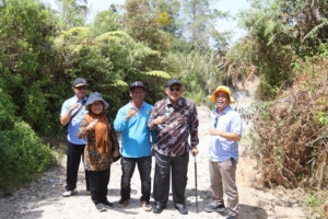 Bupati Dairi Vickner Sinaga tinjau perbaikan jalan di longsor di Desa Parbuluan IV.(ist)