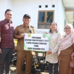Penyerahan mesin Alsintan Traktor roda 2 kepada Kelompok tani.(ist)