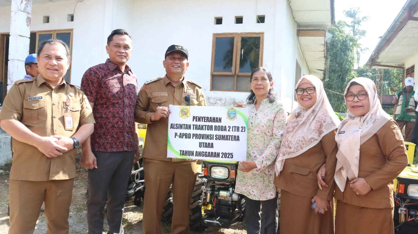 Penyerahan mesin Alsintan Traktor roda 2 kepada Kelompok tani.(ist)