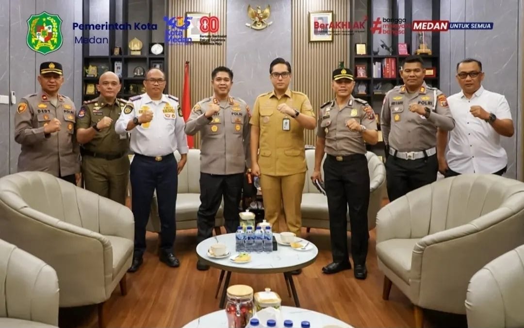 Kunjungan Kapolres Pelabuhan Belawan AKBP Rosef Efendi, di Rumah Dinas Wali Kota Rico Waas.(ist)