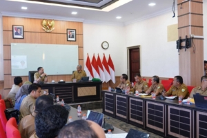 Tim Universitas Andalas saat melakukan pertemuan dengan bupati Pakpak Bharat.(ist)