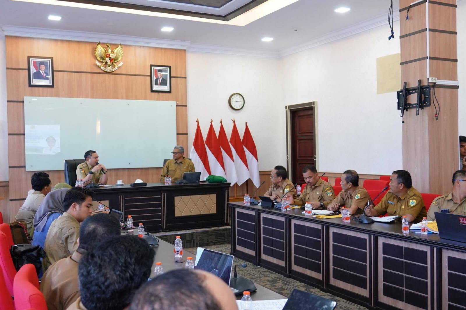 Tim Universitas Andalas saat melakukan pertemuan dengan bupati Pakpak Bharat.(ist)