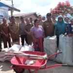 Pemerintah Kabupaten Dairi serahkan bantuan kepada warga korban bencana di Desa Lau Tawar Tanah Pinem.(ist)