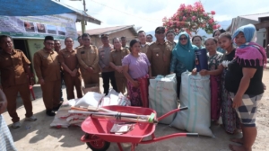 Pemerintah Kabupaten Dairi serahkan bantuan kepada warga korban bencana di Desa Lau Tawar Tanah Pinem.(ist)