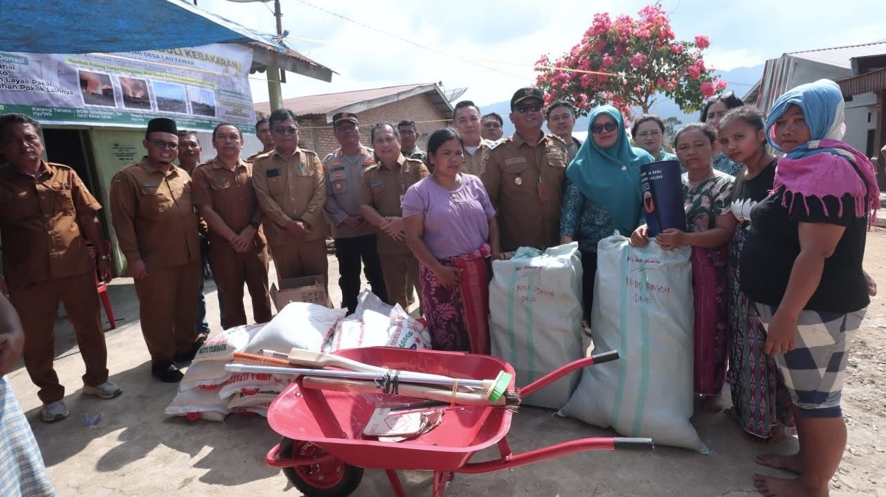 Pemerintah Kabupaten Dairi serahkan bantuan kepada warga korban bencana di Desa Lau Tawar Tanah Pinem.(ist)