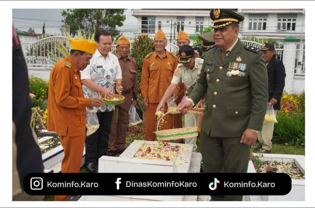 Pemkab Karo Ziarah di Taman Makan Pahlawan.(ist)