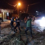 Pegawai dinas lingkungan hidup melakukan pemotongan batang pohon.(ist)