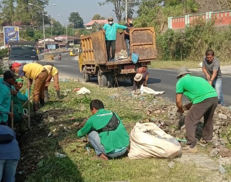 Pegawai kebersihan Dinas Lingkungan Hidup (DLH) Kabupaten Dairi melakukan pembersihan bahu jalan.(ist)