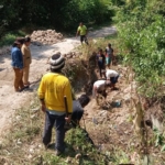 Warga Dusun Buluh Rintang Gotong Royong perbaiki jalan desa.(ist)