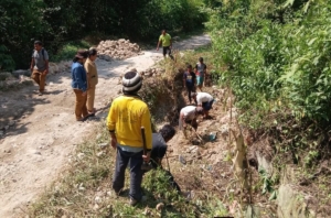 Warga Dusun Buluh Rintang Gotong Royong perbaiki jalan desa.(ist)