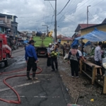 Petugas melakukan penertiban dan penataan badan jalan pusat pasar Sidikalang.(ist)