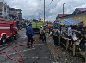 Petugas melakukan penertiban dan penataan badan jalan pusat pasar Sidikalang.(ist)