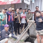 Bupati Karo Antonius Ginting tinjau gotong royong warga di Jambur merga Silima tigapanah.(ist)