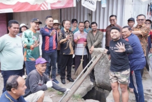 Bupati Karo Antonius Ginting tinjau gotong royong warga di Jambur merga Silima tigapanah.(ist)