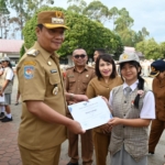 Bupati Humbang Hasundutan, Dr. Oloan Paniaran Nababan serahkan sertifikat kepada siswa berprestasi.(ist)