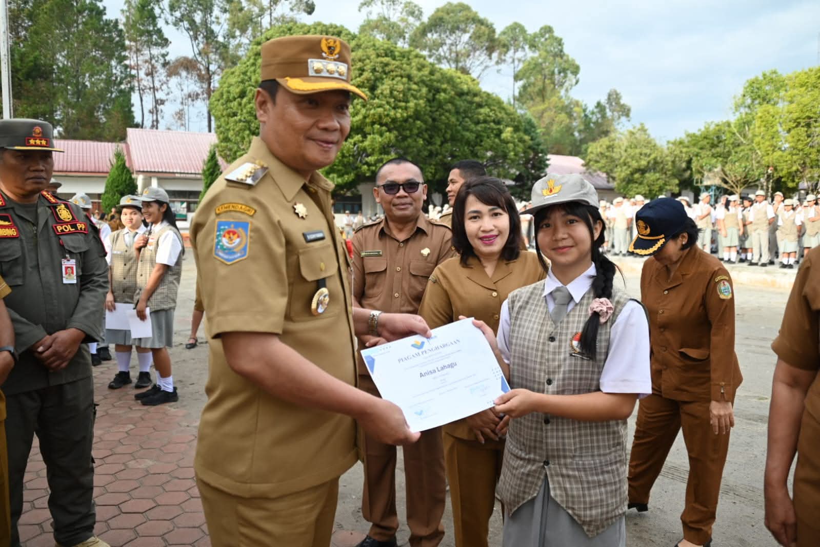 Bupati Humbang Hasundutan, Dr. Oloan Paniaran Nababan serahkan sertifikat kepada siswa berprestasi.(ist)