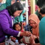 Ketua Pembina Tim pembina Posyandu Kabupaten Dairi Rita Puspita Vickner Sinaga melihat langsung pengecekan kesehatan balita.(ist)