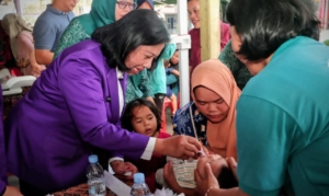 Ketua Pembina Tim pembina Posyandu Kabupaten Dairi Rita Puspita Vickner Sinaga melihat langsung pengecekan kesehatan balita.(ist)
