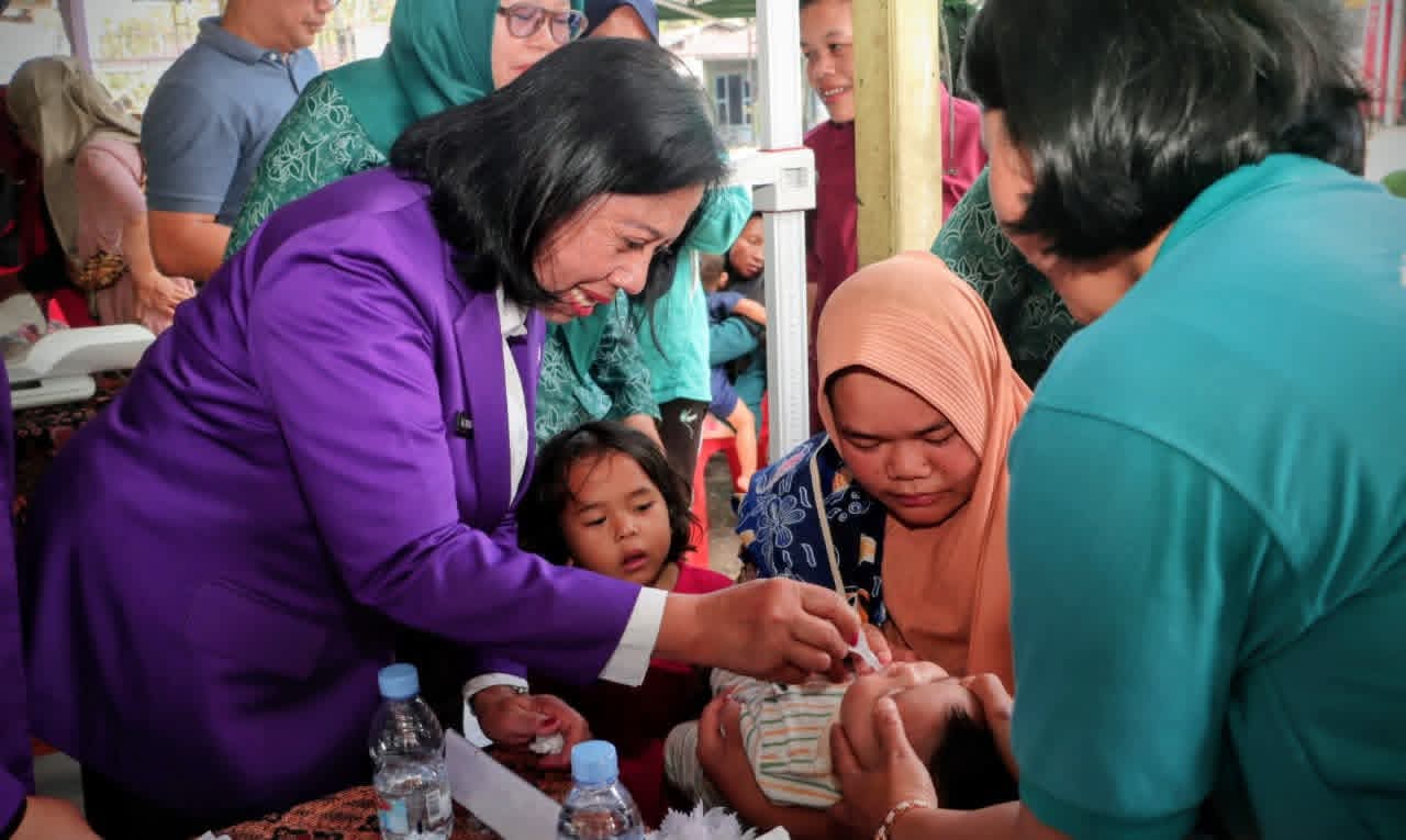 Ketua Pembina Tim pembina Posyandu Kabupaten Dairi Rita Puspita Vickner Sinaga melihat langsung pengecekan kesehatan balita.(ist)