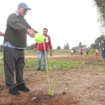 Bupati Dairi Vickner Sinaga lakukan penanaman pohon Kemiri di SMP 4 Sidikalang.(ist)