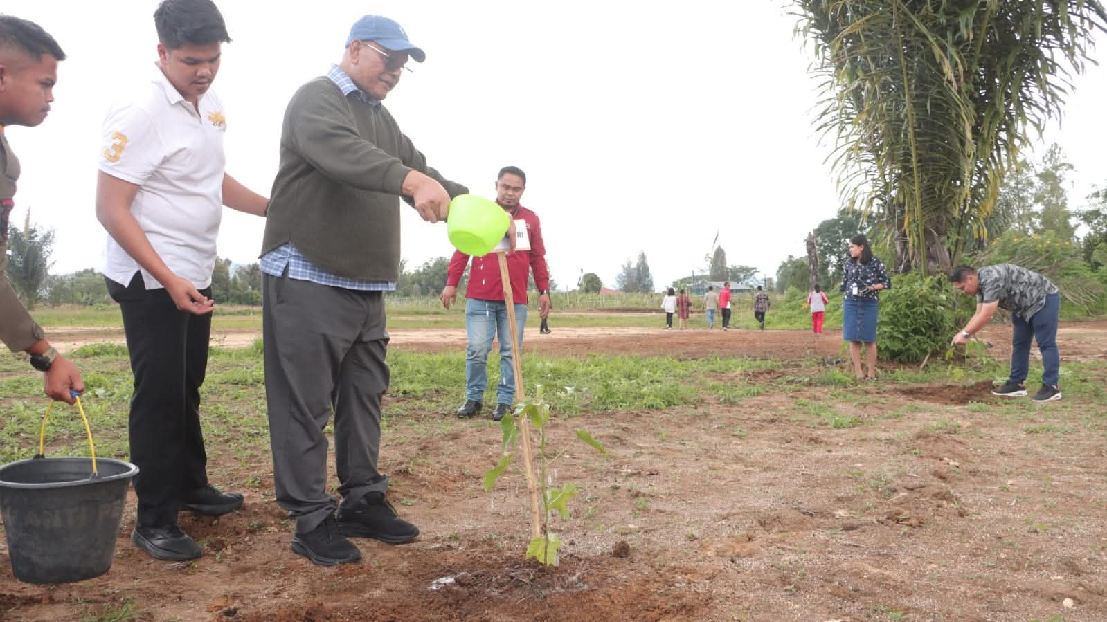Bupati Dairi Vickner Sinaga lakukan penanaman pohon Kemiri di SMP 4 Sidikalang.(ist)