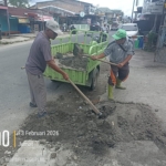 Petugas dinas kebersihan Kabupaten Dairi normalisasi salah satu saluran drainase di kota Sidikalang.(ist)