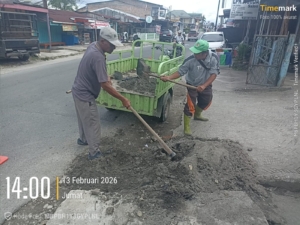 Petugas dinas kebersihan Kabupaten Dairi normalisasi salah satu saluran drainase di kota Sidikalang.(ist)
