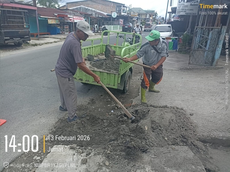 Petugas dinas kebersihan Kabupaten Dairi normalisasi salah satu saluran drainase di kota Sidikalang.(ist)