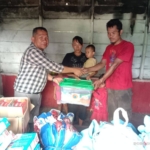 Penyerahan bantuan kepada warga korban kebakaran.(ist)