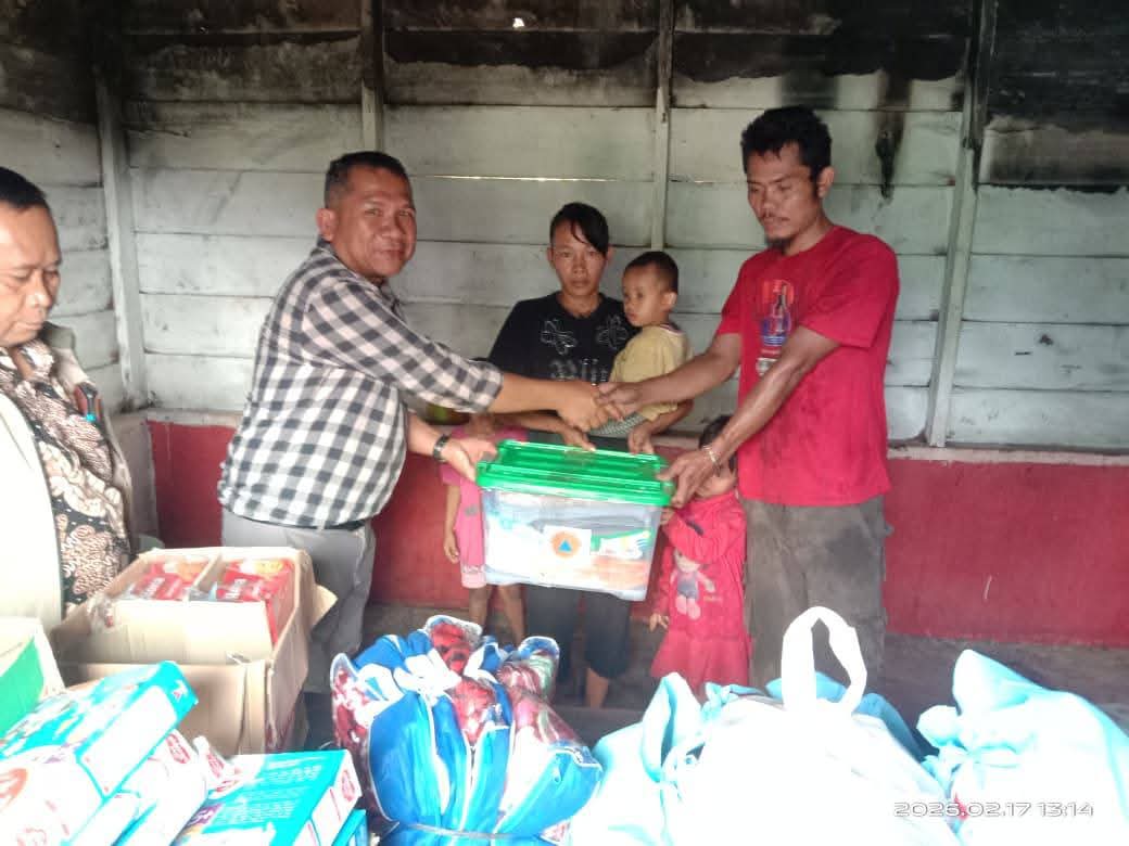 Penyerahan bantuan kepada warga korban kebakaran.(ist)